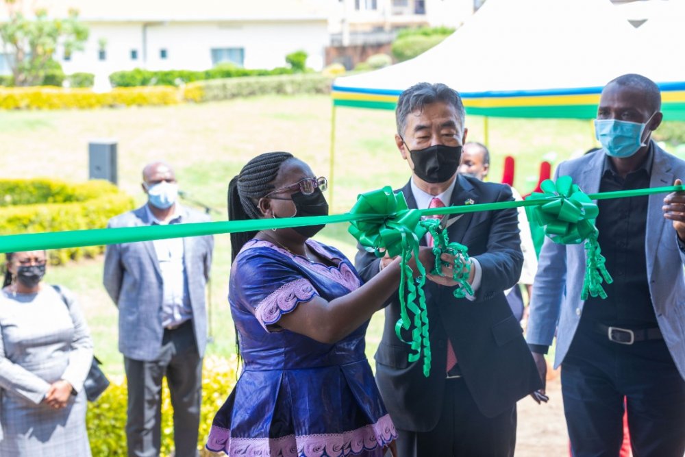 Japan Ambassador to Rwanda, Masahiro Imai and the Governor of Northern Province Nyirarugerero Dancille cuttign a ribbon at the launch of Musanze Innovation Hub.  