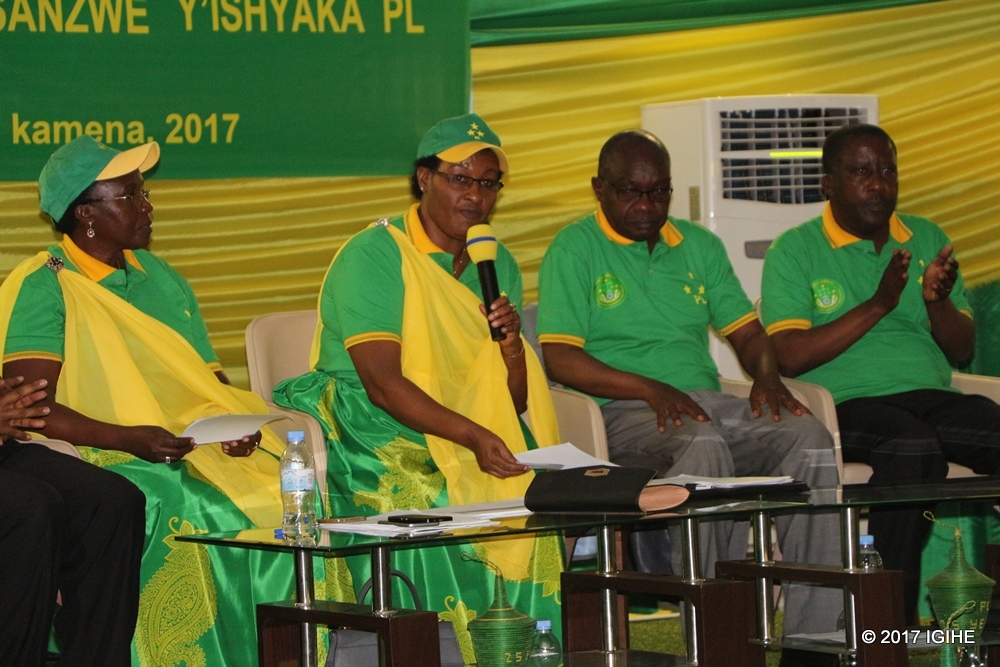 Mukabalisa Donatille announcing that PL members vowed to support president Paul Kagame yesterday