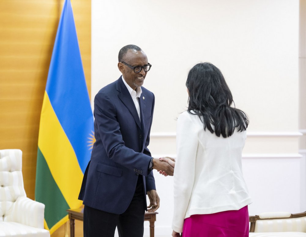 President Kagame exchanging greetings with Braverman. 