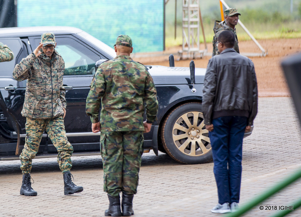 Kagame arrived at the field in Republican Guard uniform