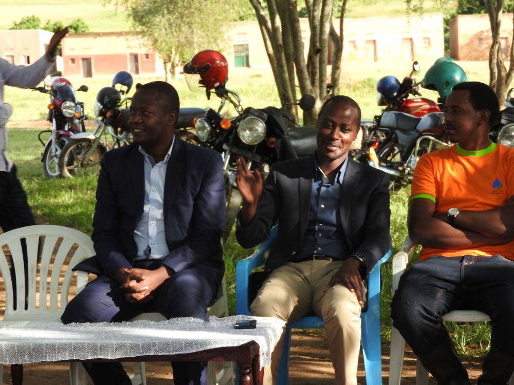 The mayor of Nyagatare district,Mupenzi George (R) and the representative of Ignite Power, Julius Mugisha talking to Nyagatare residents.