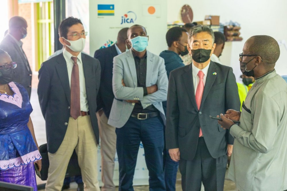From right, Ambassador Masahiro Imai; the mayor of Musanze district, Ramuli Janvier and the Chief Representative of JICA in Rwanda, Maruo Shin.