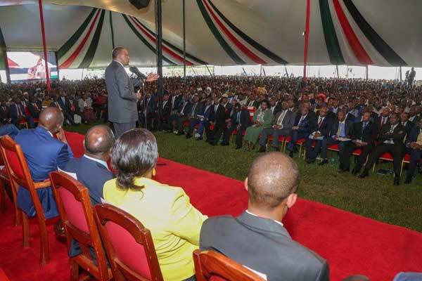 President Uhuru Kenyatta meets leaders from Ukambani at State House, Nairobi on April 26, 2016.