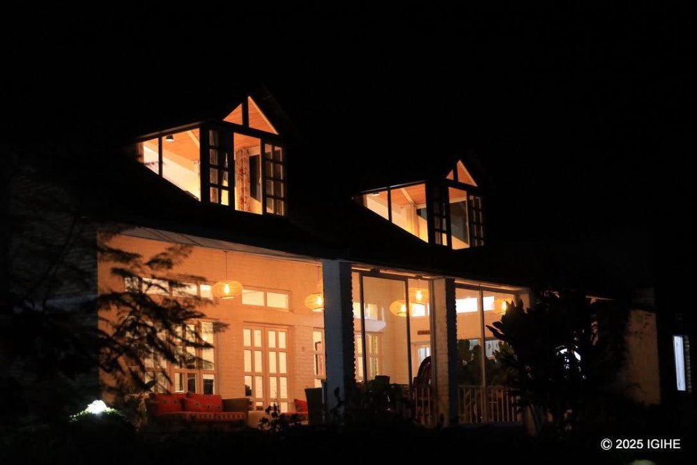 Chez Drocella Eglantine Lodge offers a peaceful and inviting atmosphere, even at night.