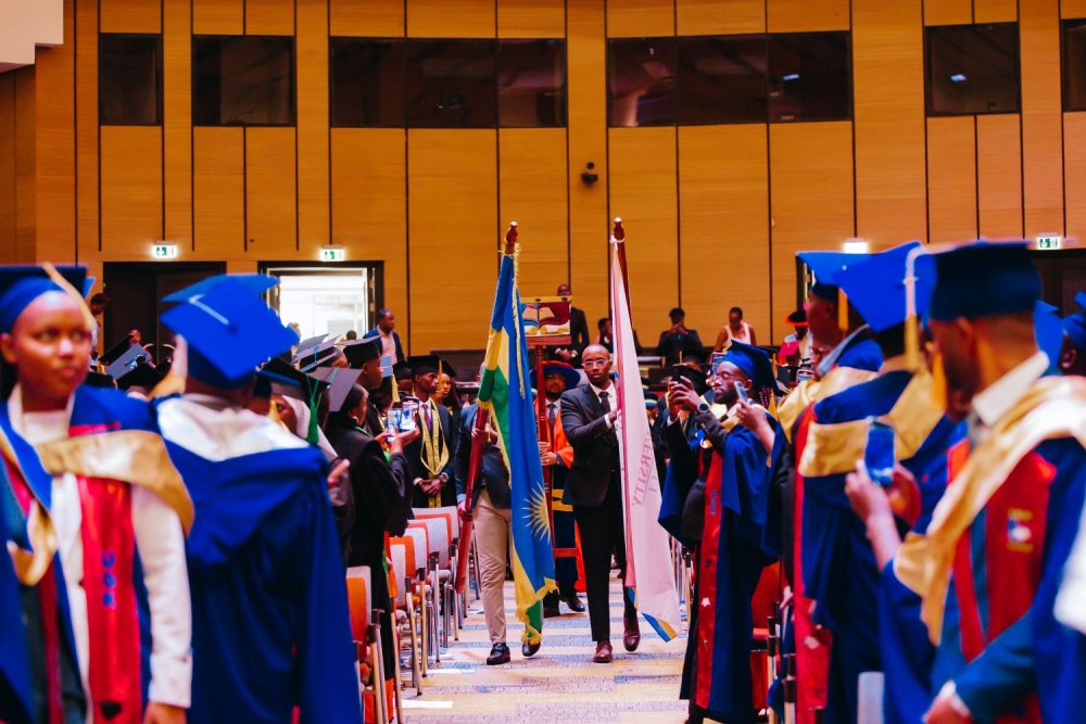 This year’s cohort included 269 master’s degree recipients, 38 postgraduate diploma holders, and 1,347 bachelor’s degree graduates.