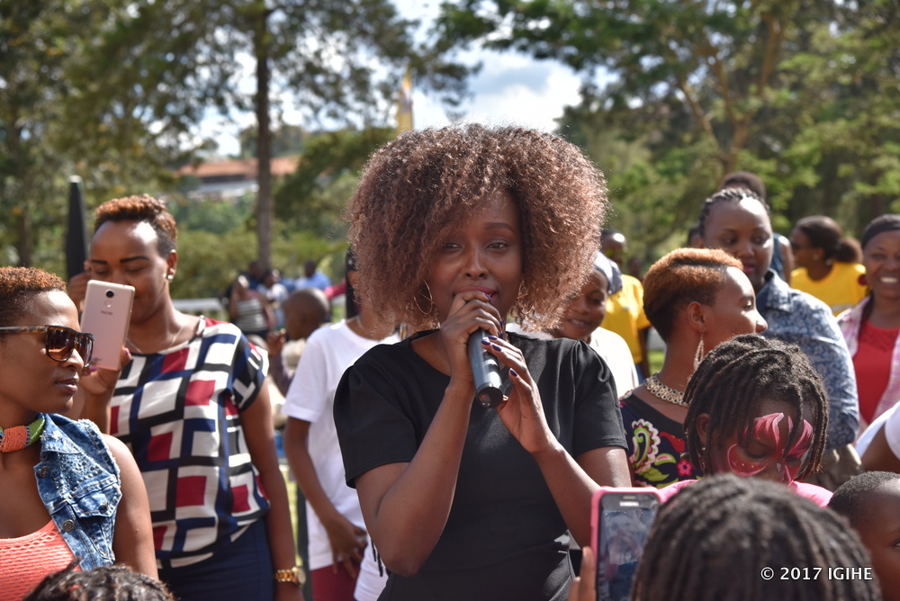 Artist Nina entertained participants of Mother's Day