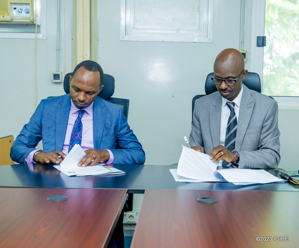 Aimé Muyoboke Karimunda, the Rector of ILPD (left) and Victor Mugabe, the Secretary-General of KIAC signing the agreement. 