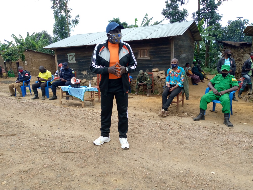 Nsabimana Mvano Etienne told the people that they should stick to the same rope in the fight against smuggling