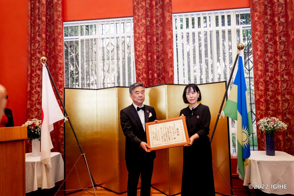 Prof. Yukiko ITO who has been conducting research in Rwanda for several years has been also awarded.