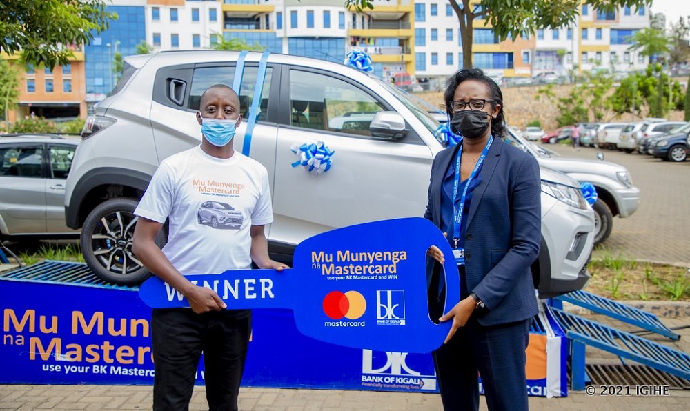 The prize handover took place on Monday 15th March 2021 in front of Bank of Kigali’s branch at CHIC.