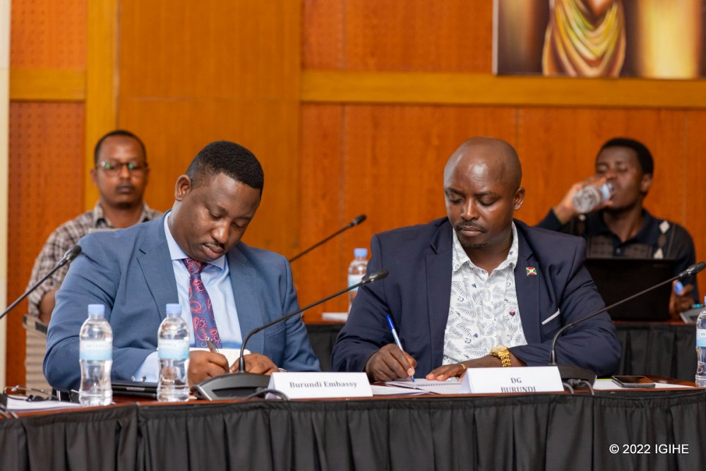 The General Director of refugee repatriation in Burundi, Nestor Bimenyimana (right) also attended the discussions. 