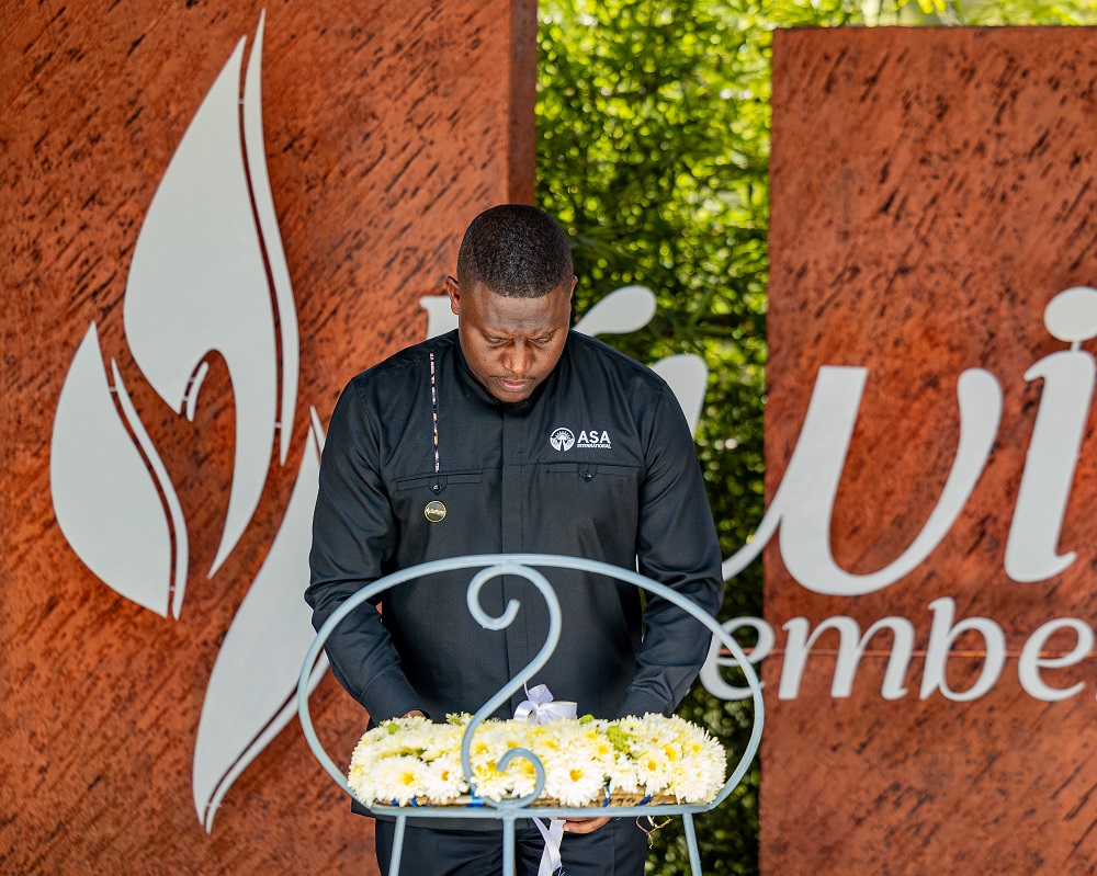 Christian Salifou, Managing Director of ASA International (Rwanda) Plc layinga wreath at mass graves
