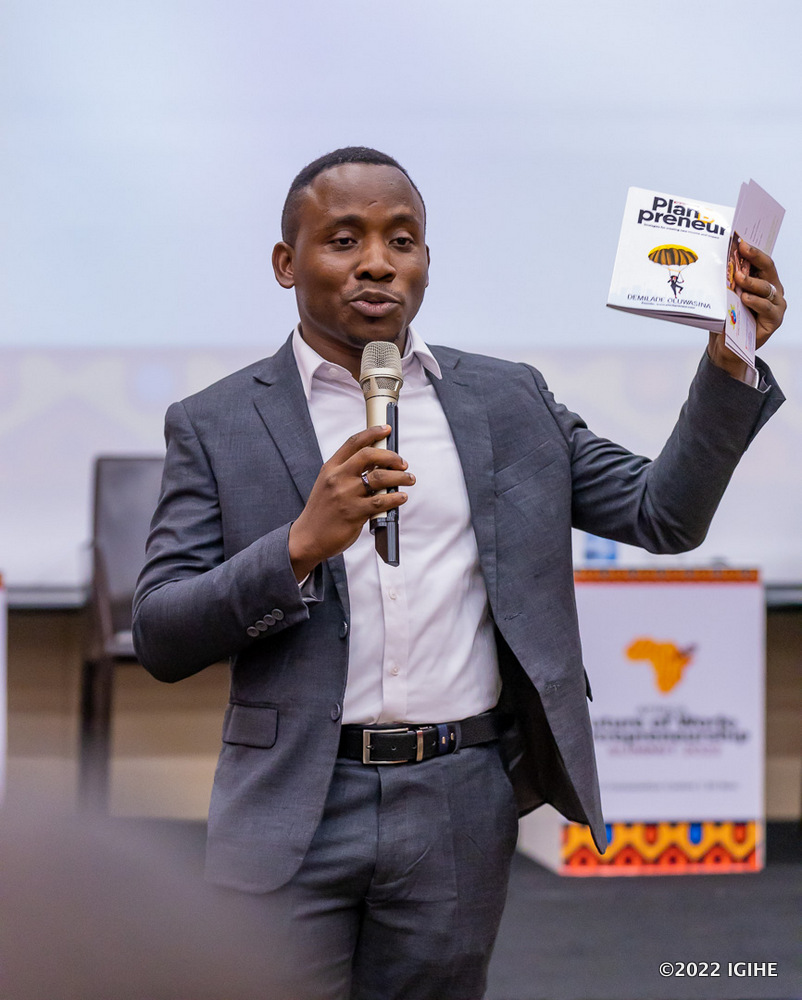 The CEO of Learnible Global, Demilade Oluwasina presented his book featuring tips for entrepreneurs. 