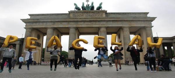 ▶ Jumping with Balloons saying "PEACE LAW" at Brandenburg Gate (Germany)
