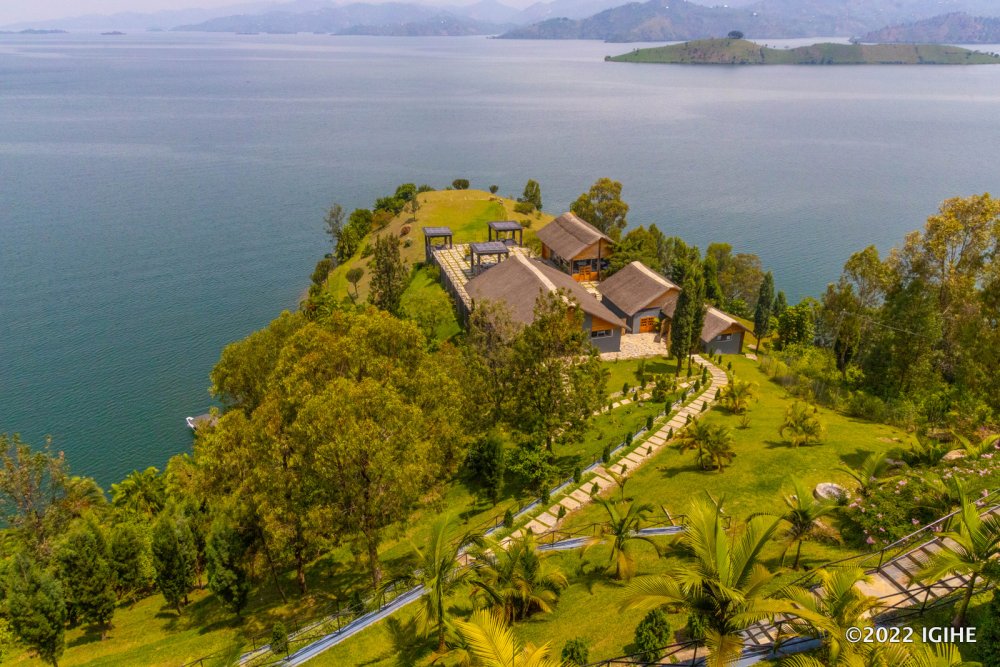 Surrounded by dramatic mountains and covering an area of 2,700 square kilometers, Lake Kivu offers a stunning backdrop for relaxation and adventure.