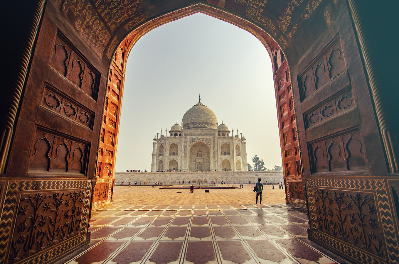 The flowers, the calligraphy, and the precious stones embedded in the walls – everything was so meticulously crafted, it felt like stepping into a dream.