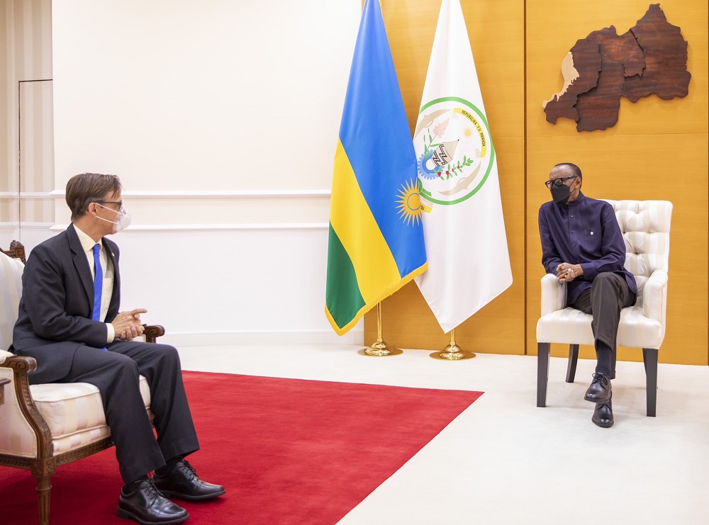 President Paul Kagame with the outgoing US Ambassador to Rwanda, Peter Vrooman.  
