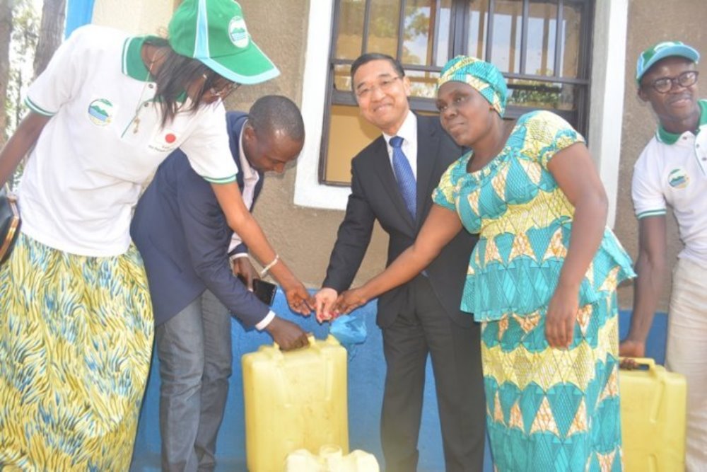 Bugesera Vice-Mayor in charge of Social Affairs, Priscille Uwiragiye (R) and Ambassador Takayuki (2nd R) during the inauguration of two water kiosks and 30 bamboo water tanks