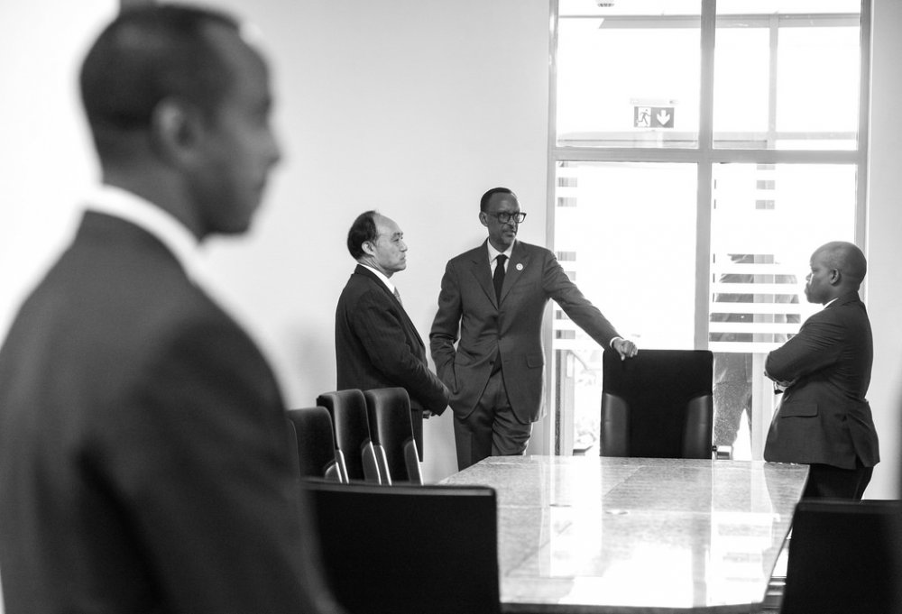 President Kagame on 31st January held bilateral talks with several from the Smart Africa's leading committee. On this picture, he was discussing with ITU's leader, Houlin Zhao and the former ICT and Youth Minister, Jean Philbert Nsengimana