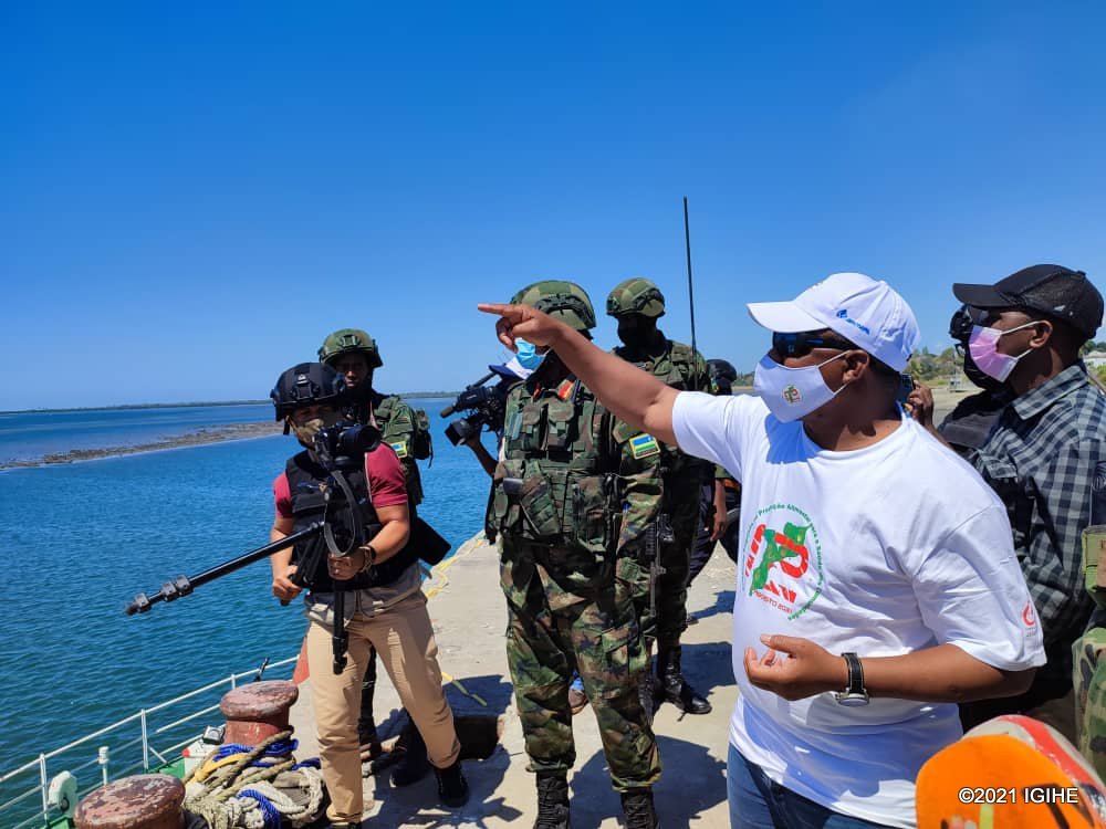 Governor Faruk was escorted by Rwandan soldiers as he visited Mocímboa da Praia.