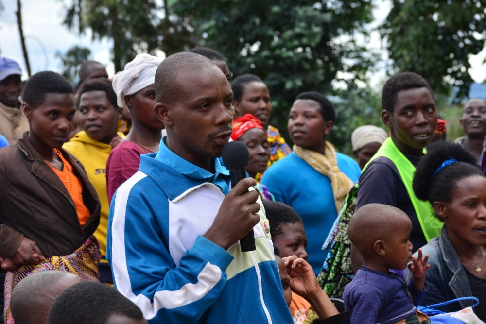A resident of Gatebe Sector makes an intervention during a debate
