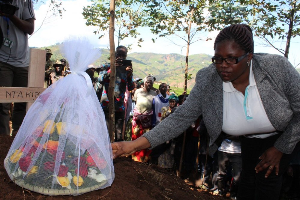 The Minister for Disaster Management and Refugee Affairs (MIDIMAR), De Bonheur Jeanne D’Arc lay wreaths at the grave of the deceased 