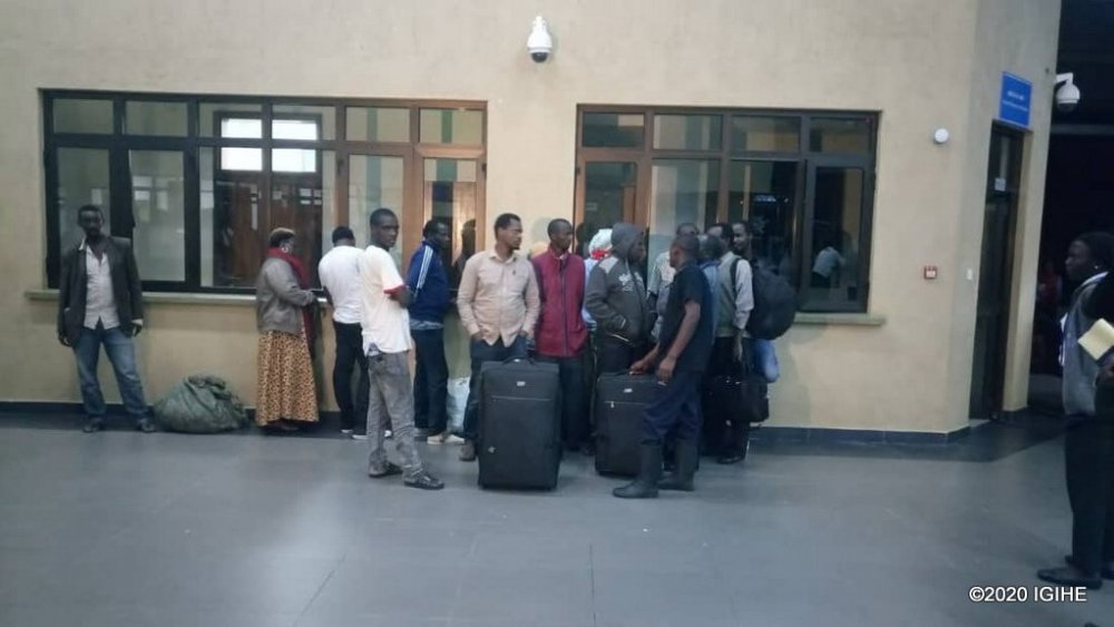  They were handed over to Rwanda Directorate General of Immigration and Emigration by Uganda Acting Commissioner Legal and Inspection Services, Marcellino Mwesigye.