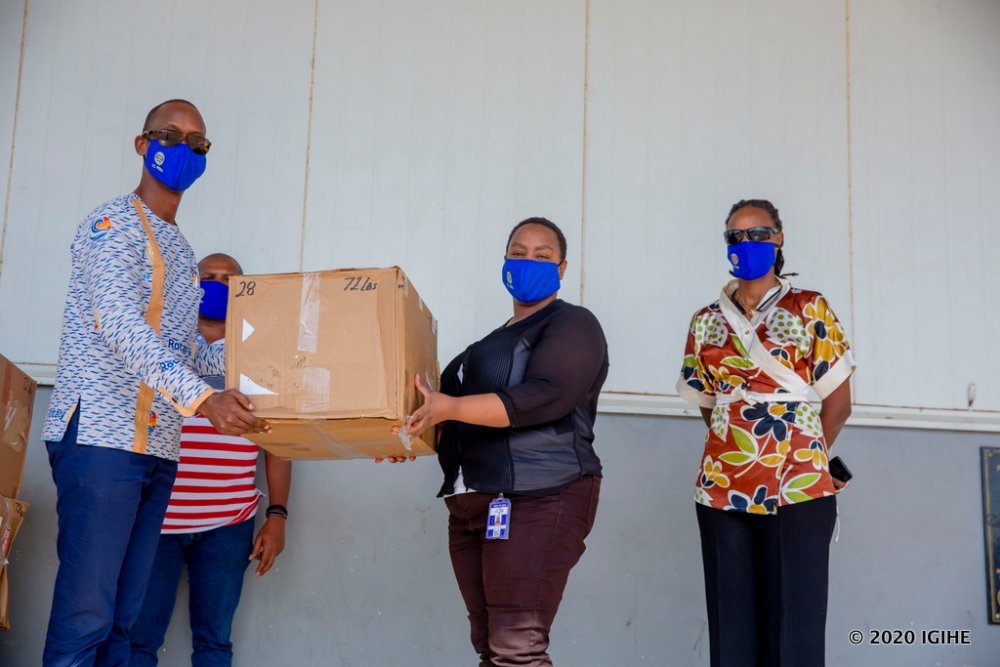 Rotary Club Kigali Doyen has donated 8000 facemasks to Rutsiro residents to help them prevent the spread of COVID-19 virus caused by Coronavirus.