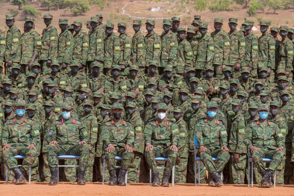 Newly enrolled soldiers in a group photo with RDF senior officers and top leadership upon completion of basic training course.