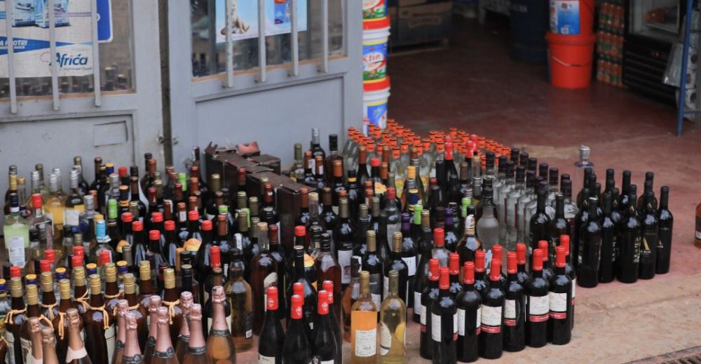Police has seized about 400 bottles of smuggled liquor. 