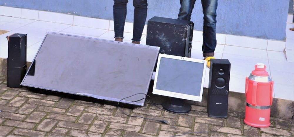 The suspects were arrested with a stolen flat television screen, computer Desktop (hp), two sound speakers and an amplifier among others.