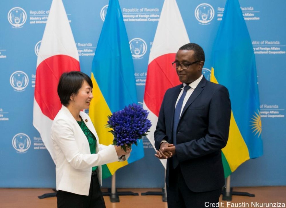 Both leaders exchanged gifts as a symbol of cordial relations.