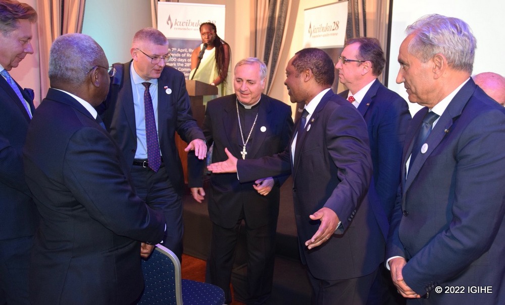 Dignitaries chatting after attending the event. 