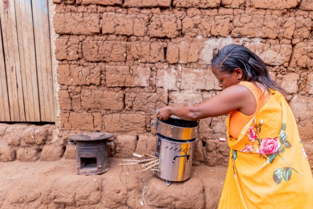 Beneficiaries of the stoves say that they use small quantities of wood. 