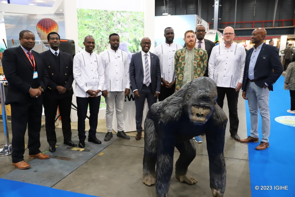Participants of the trade fair in a group photo with Amb. Olivier Nduhungirehe. 
