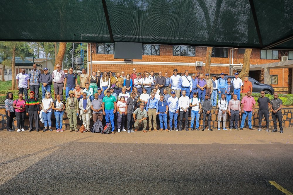 Guests in a group photo after concluding the visit. 