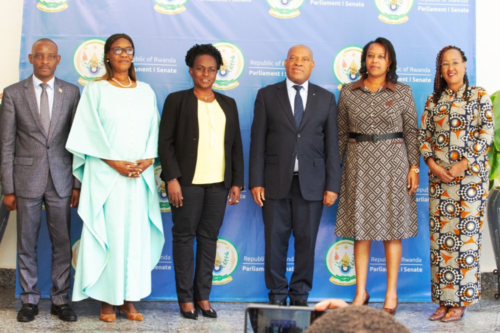 Representatives from both countries in a group photo after holding discussions. 