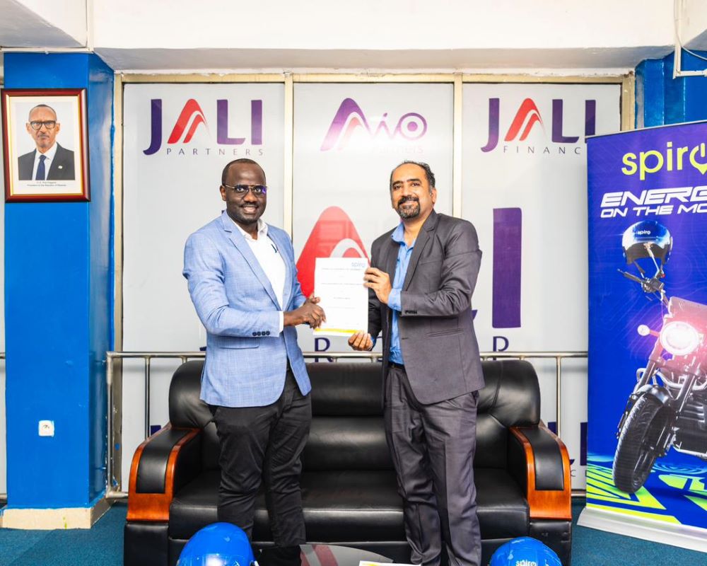 Jali Finance ltd's CEO, Felix Nkudimana shakes hands with Spiro's Head of Rwanda, Arunkumar Bhandari.
