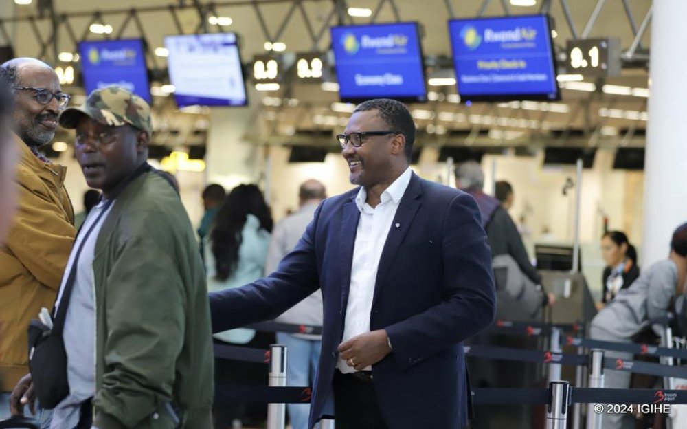 IGIHE journalist Karirima Ngarambe in a conversation with passengers in Brussels