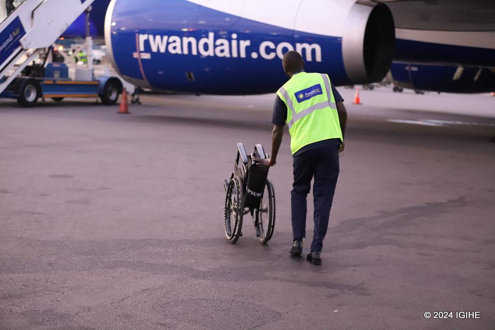 On RwandAir, as on other airlines of this caliber, assistance is provided to disabled individuals, the ill, or anyone else with special needs during the journey