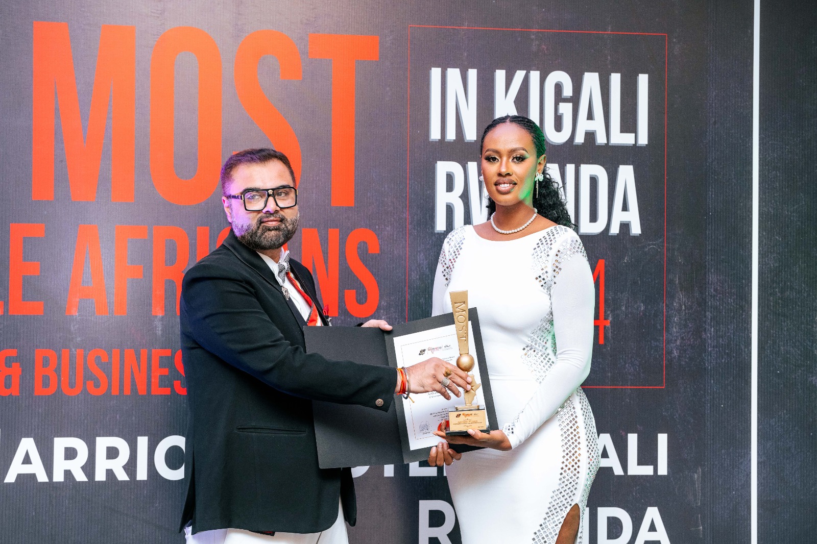 Rwandan actress and social media personality Isimbi Alliance popularly known as Alliah Cool received an award  for her efforts in promoting change and entertaining people.