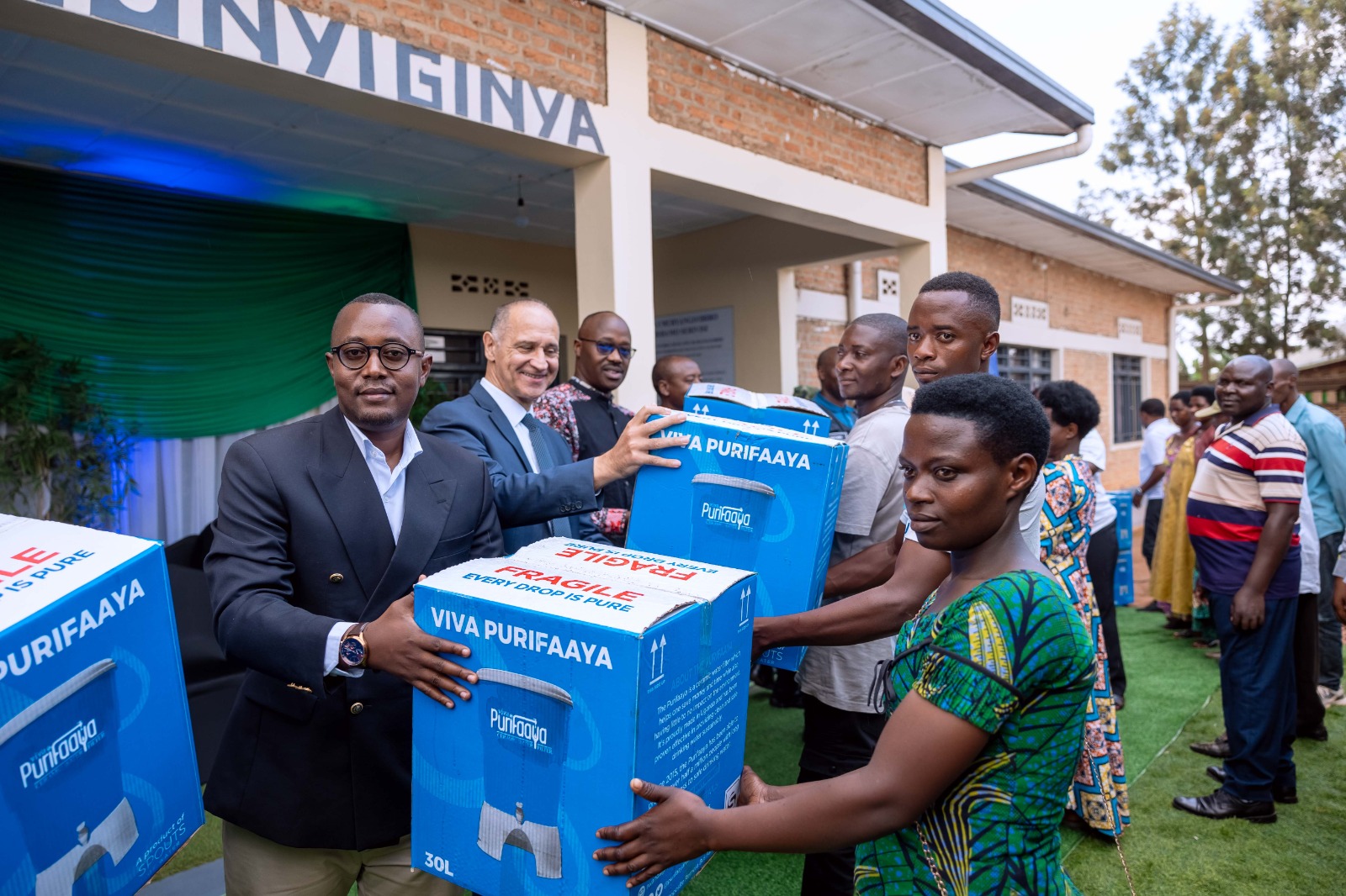 Through close collaboration with Rwamagana district, 250 households in Munyiginya sector were provided with 30-litre Viva Purifaaya water filters.