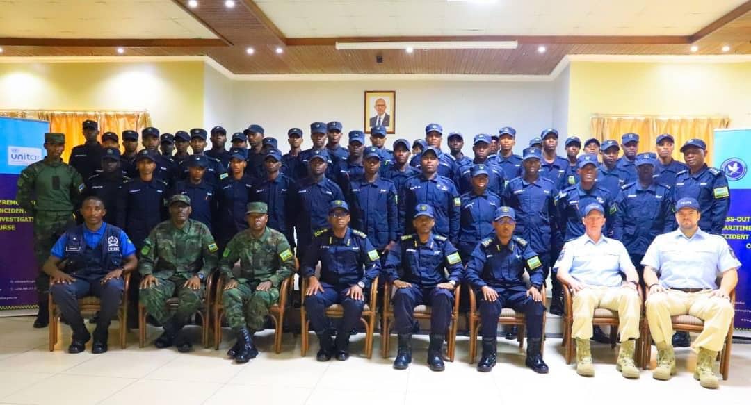 Eighteen police officers from the marine unit successfully completed a five-week course on "Maritime Incident and Accident Investigation" on Saturday, December 21.