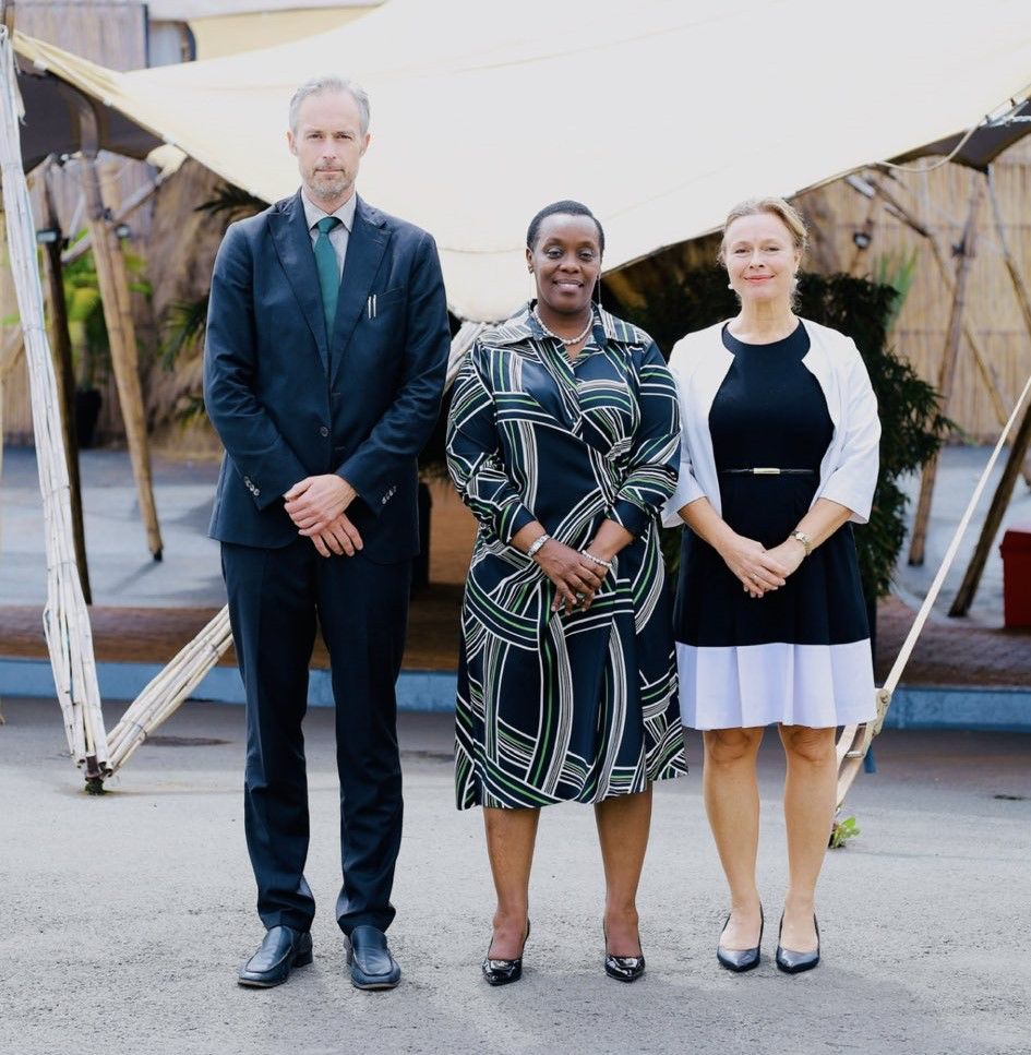 Finnish Ambassador Theresa Zitting (r) and Swedish Ambassador Dag Sjögren (l).
