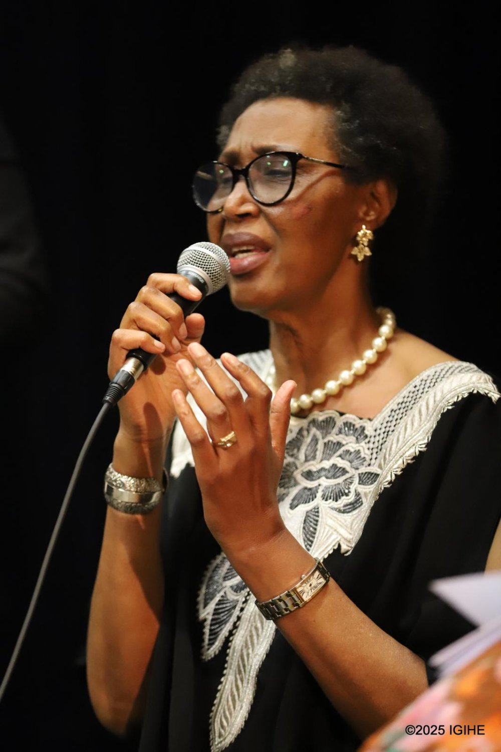 The artist Nyiratunga Alphonsine performs in the play “Essuie tes larmes et tiens-toi debout” written by Rurangwa JMV.