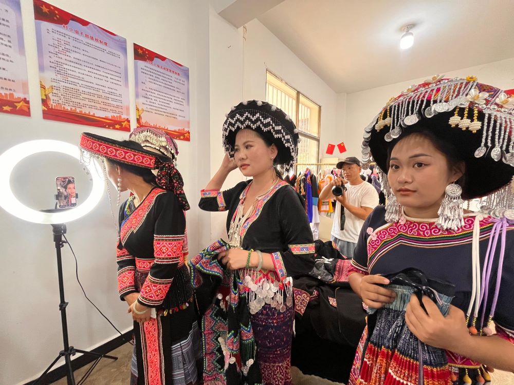 Located 35 kilometers from the county seat and 9 kilometers from the town government, this small village, historically inhabited by the Miao ethnic group, is home to just 138 residents spread across 32 households.
