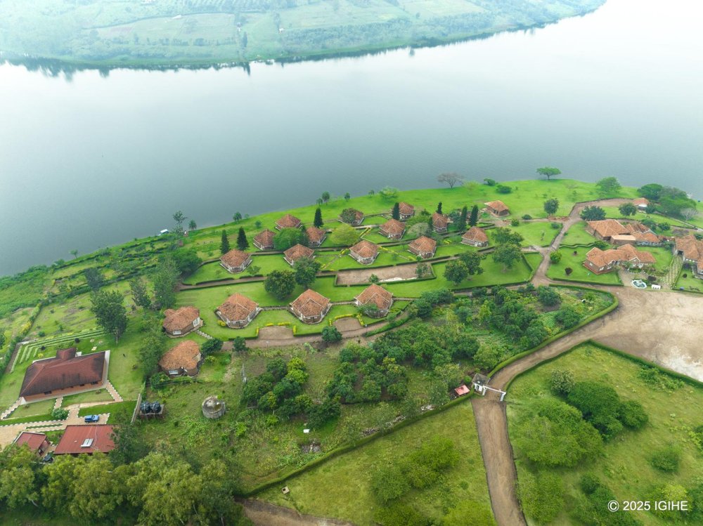 It borders areas such as Murambi w’Inyambo, Gakoni, and Kavumu, with hills extending to the lake's edge.