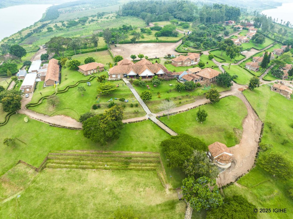 The resort also features recreational facilities for children and boat tours on the lake.