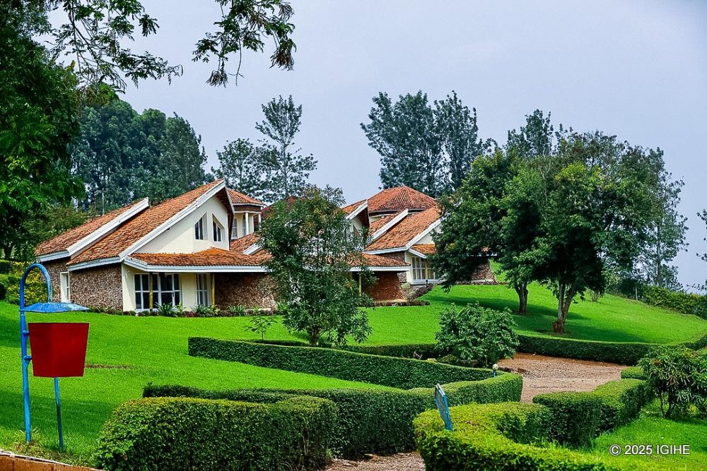 Each space offers a unique experience, combining comfort with a tranquil view of the lake.