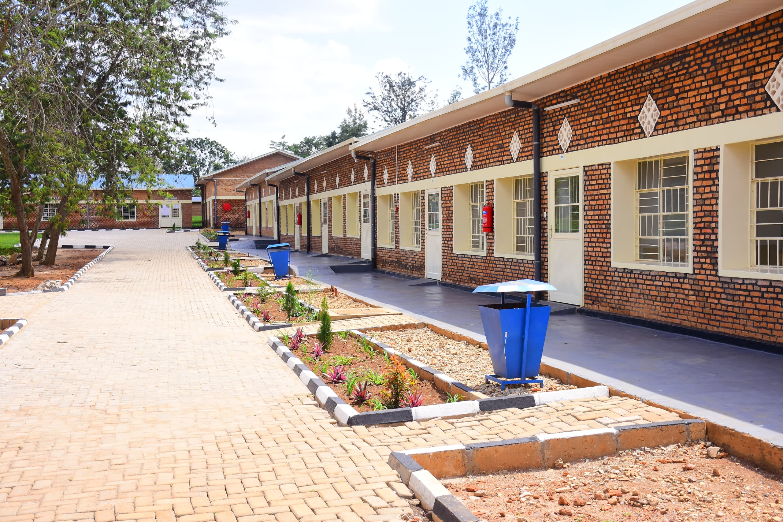 Dr. Jean Pierre Nshimiyimana, Director of the Kiramuruzi Campus, confirmed that the necessary facilities, including classrooms, computer laboratories, and qualified staff, are in place to support effective learning. 